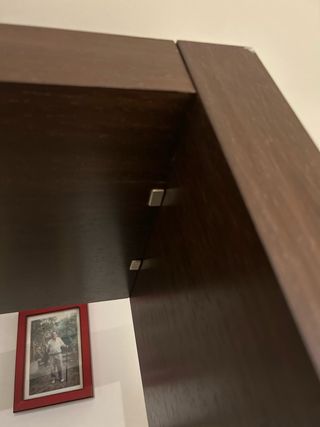 Librería de madera marrón