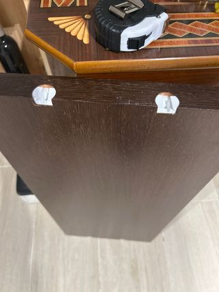 Librería de madera marrón