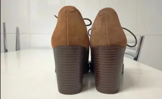 Mocasines Marrones con Cordones y Tachuelas