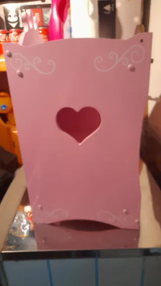 Armario para muñecas de madera rosa y dorado