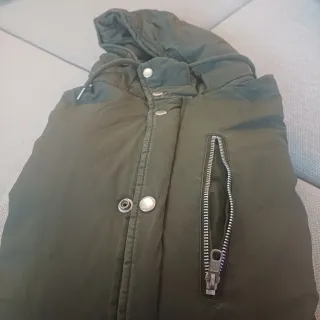 Chaqueta Pull&Bear verde militar con capucha