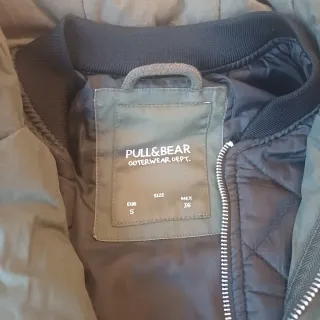 Chaqueta Pull&Bear verde militar con capucha