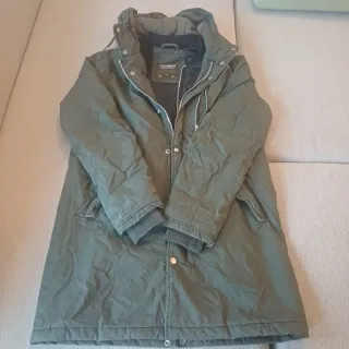 Chaqueta Pull&Bear verde militar con capucha