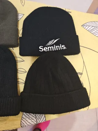 Cappellini lana neri e verdi vendo tutti e 4