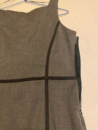 Vestido tubo gris con ribete negro