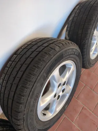 Neumático y llanta 235/60R16