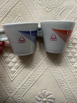 Taza de porcelana blanca Delta con plato a juego.