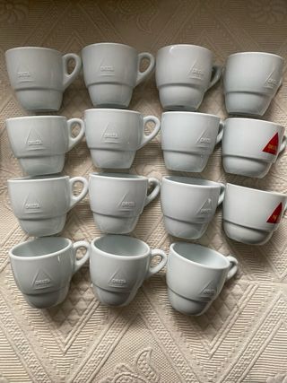 Taza de porcelana blanca Delta con plato a juego.