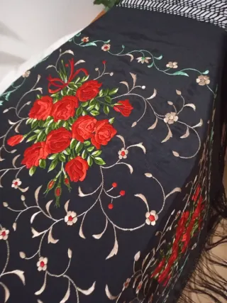 Mantón Manila Seda Bordado Mano Flores Rojas