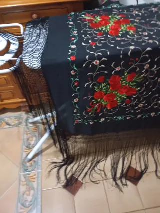 Mantón Manila Seda Bordado Mano Flores Rojas
