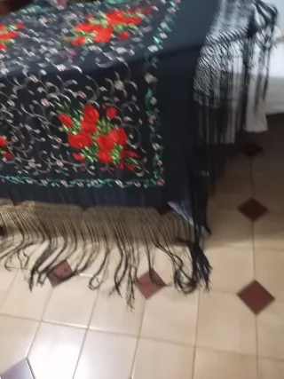 Mantón Manila Seda Bordado Mano Flores Rojas