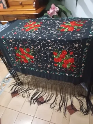 Mantón Manila Seda Bordado Mano Flores Rojas
