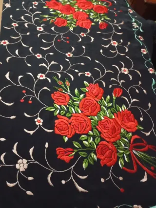 Mantón Manila Seda Bordado Mano Flores Rojas