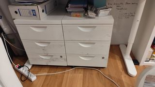 Tavolo da ufficio in legno e metallo e altro mobilio