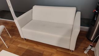 Tavolo da ufficio in legno e metallo e altro mobilio