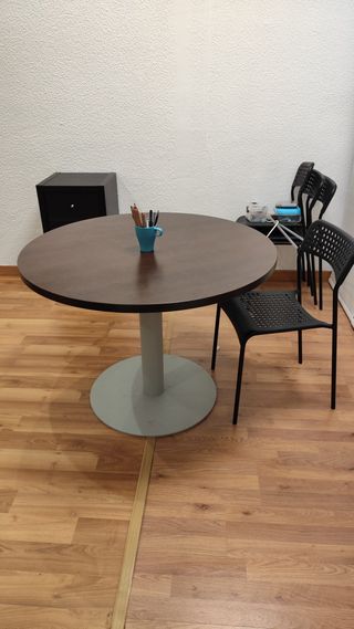 Tavolo da ufficio in legno e metallo e altro mobilio