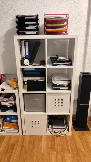 Tavolo da ufficio in legno e metallo e altro mobilio