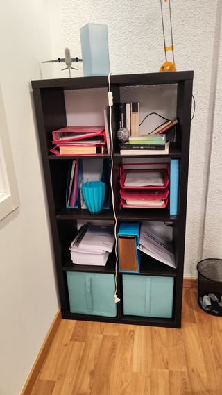 Tavolo da ufficio in legno e metallo e altro mobilio