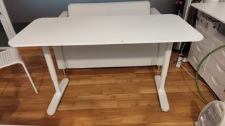 Tavolo da ufficio in legno e metallo e altro mobilio