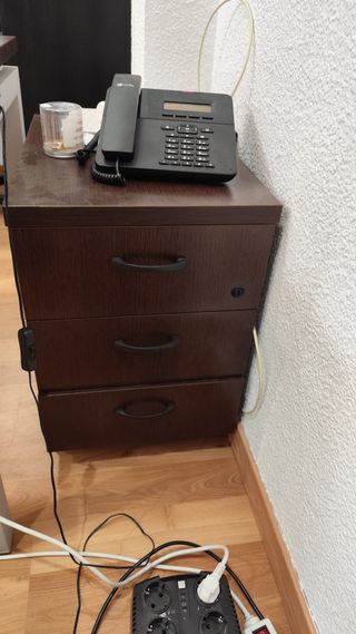 Tavolo da ufficio in legno e metallo e altro mobilio