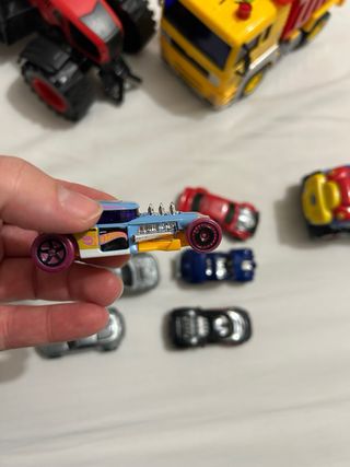 Lote 11 coches: 2 grandes y Hot Wheels