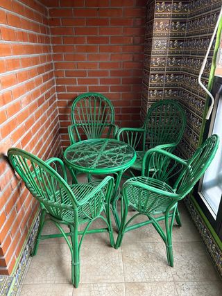 Conjunto de mesa y 4 sillas de mimbre verde