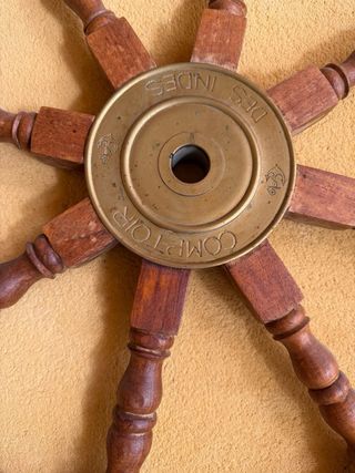 Timón de madera náutico