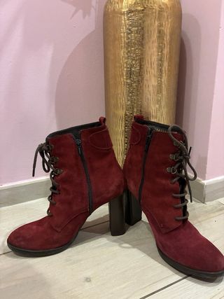 Stivali rossi in camoscio con tacco