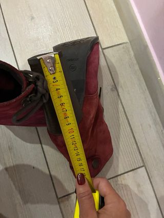 Stivali rossi in camoscio con tacco