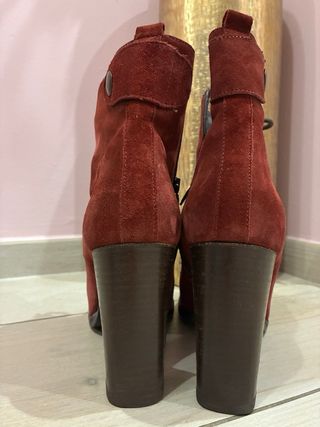 Stivali rossi in camoscio con tacco