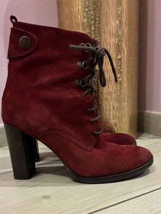 Stivali rossi in camoscio con tacco