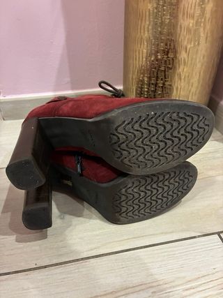 Stivali rossi in camoscio con tacco