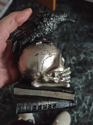 Figura Cuervo sobre Calavera y Libros