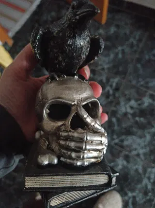 Figura Cuervo sobre Calavera y Libros