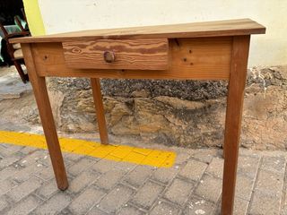 Mesa antigua de madera con cajón