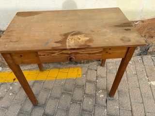 Mesa antigua de madera con cajón