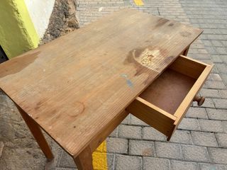 Mesa antigua de madera con cajón