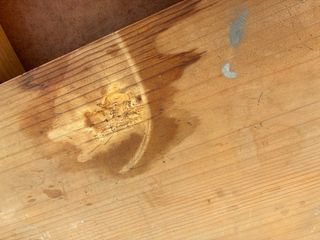 Mesa antigua de madera con cajón