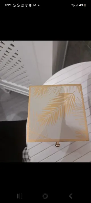 Cajita de madera decorada con hojas doradas