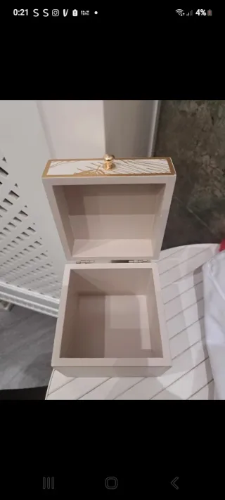 Cajita de madera decorada con hojas doradas