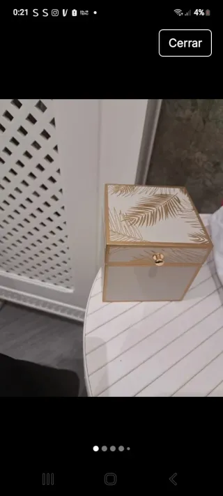 Cajita de madera decorada con hojas doradas