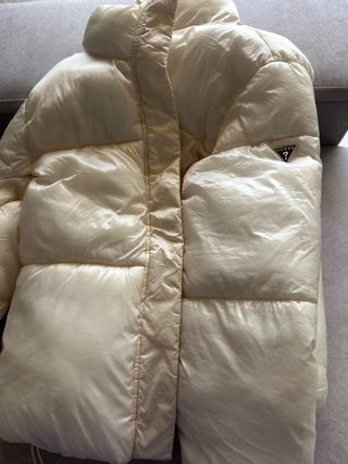Chaqueta Guess acolchada beige