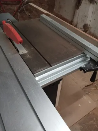 Sierra de mesa con aspirador