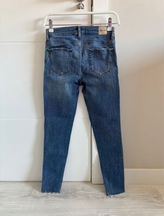 Vaqueros de Zara. Talla 34. Con detalles de abalor