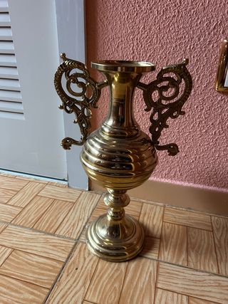 Jarrón de metal dorado con asas
