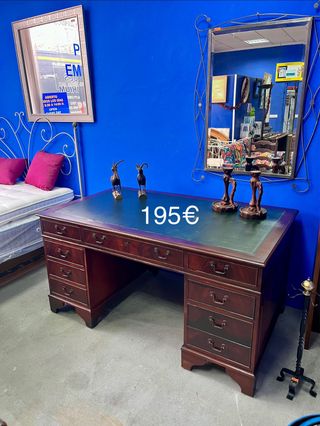 Escritorio de madera con tapa de piel