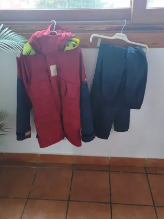 Traje impermeable rojo y azul