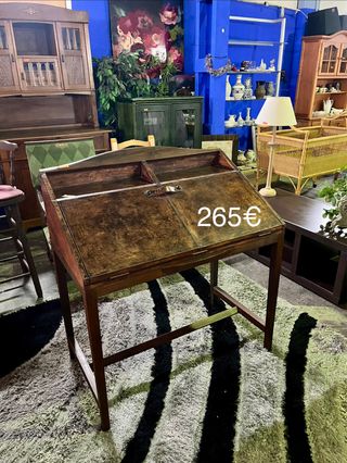 Escritorio de madera marrón