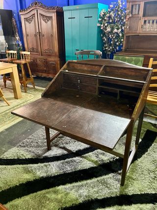 Escritorio de madera marrón