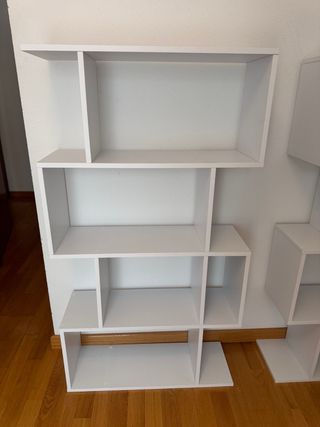 Estantería asimétrica blanca